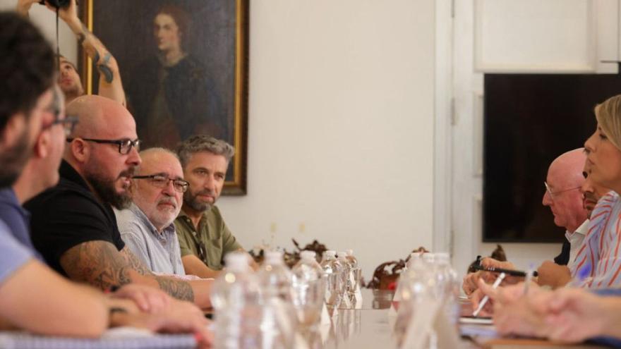 Reunión ayer de los portavoces de los grupos municipales con el comité de empresa de Sabic en el Palacio Consistorial | IVÁN J. URQUÍZAR