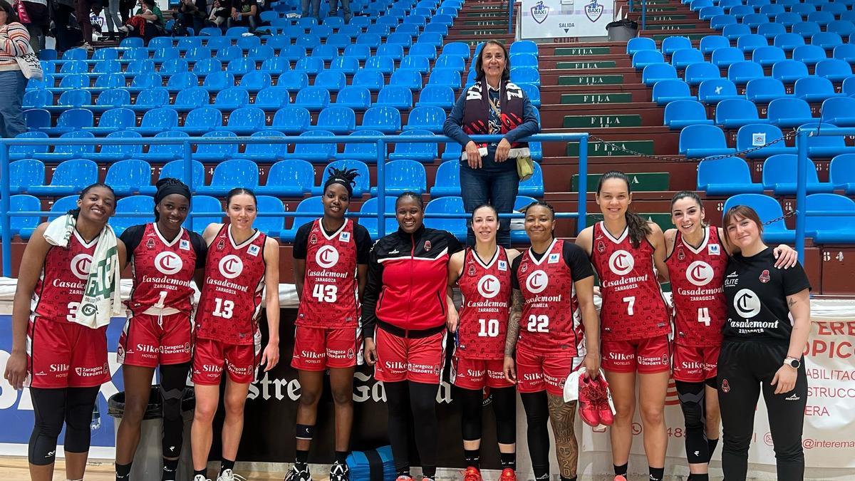 Las jugadoras del Casademont Zaragoza celebran la victoria en Ferrol