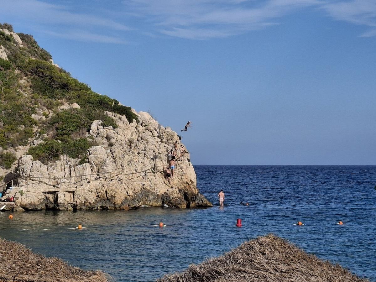 La Granadella, a Xàbia, una cala amb bandera blava