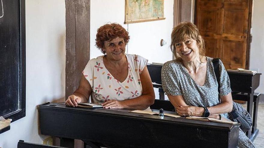 Santaeulàlia i Cinca en un dels pupitres on feien classe quan eren unes nenes