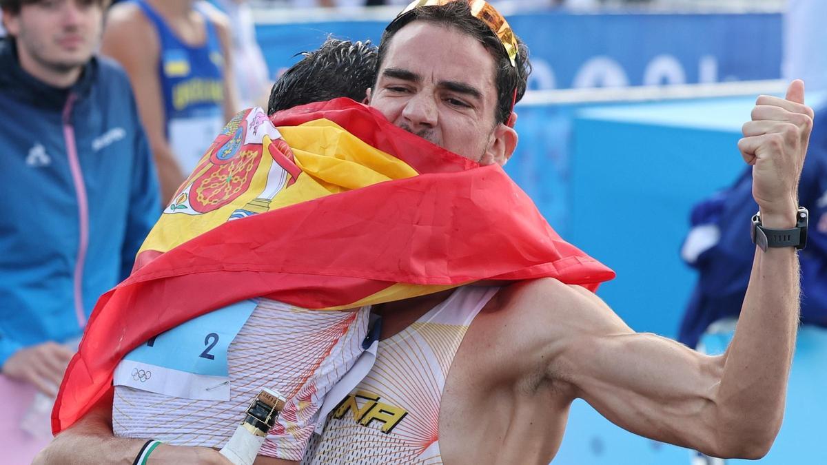 Álvaro Martín y María Pérez celebran el éxito en la linea de llegada