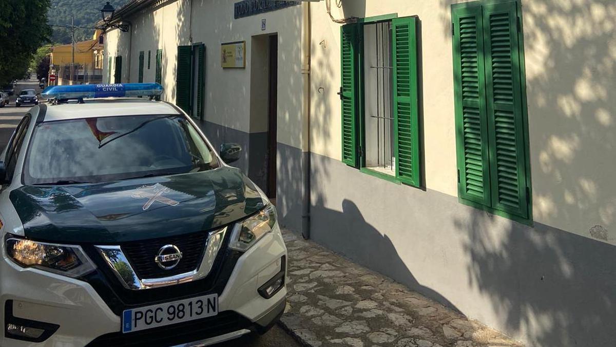 Un coche patrullla de la Guardia Civil aparcado en el Puesto de Esporles.