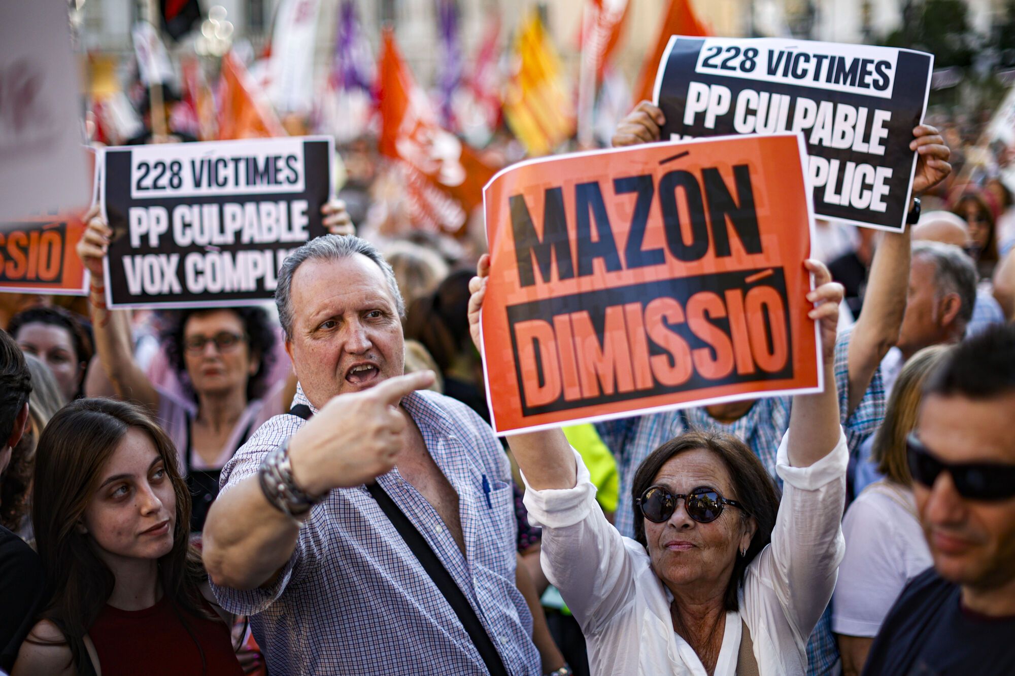 GRAFCVA7839. VALÈNCIA, 29/05/2025.- La séptima manifestación para pedir la dimisión del president de la Generalitat, Carlos Mazón, por su gestión de la dana del 29 de octubre, convocada por más de 200 entidades cívicas, sociales y sindicales, junto con las asociaciones de víctimas de la dana y los comités locales de emergencia y reconstrucción, reclama, en el día en el que se cumplen siete meses de la tragedia, "un trato digno para las personas afectadas, verdad y justicia". EFE/Biel Aliño