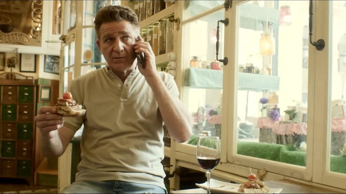 El actor Juanjo Artero protagoniza la nueva campaña de promoción turística 'No vengas a Huesca'.