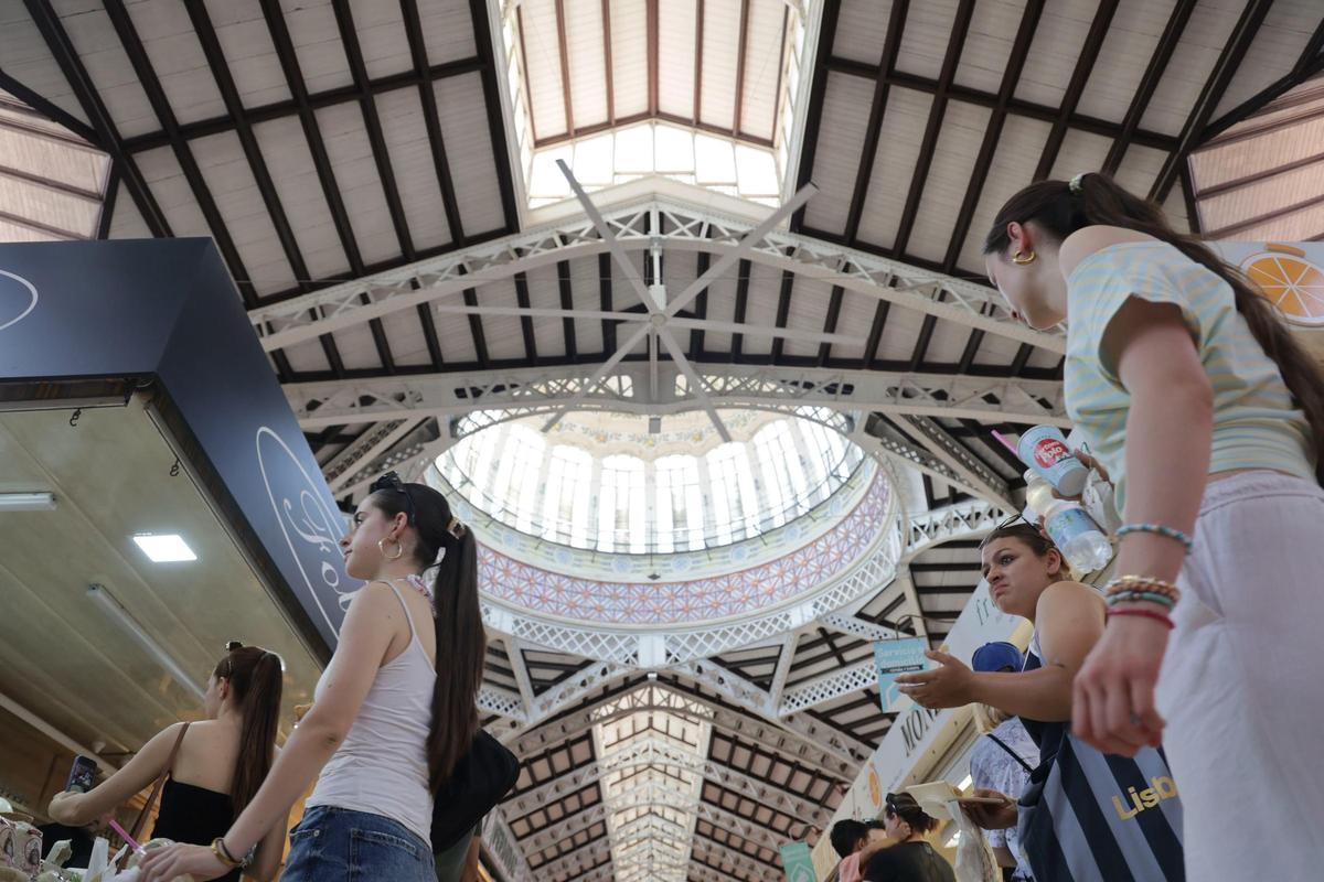 Los puestos del Mercado Central limitan el género para que no se estropee por el calor