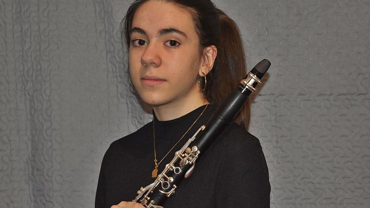 Estela Rodríguez, de la banda de Lalín, posa con su clarinete.  | // CEDIDA