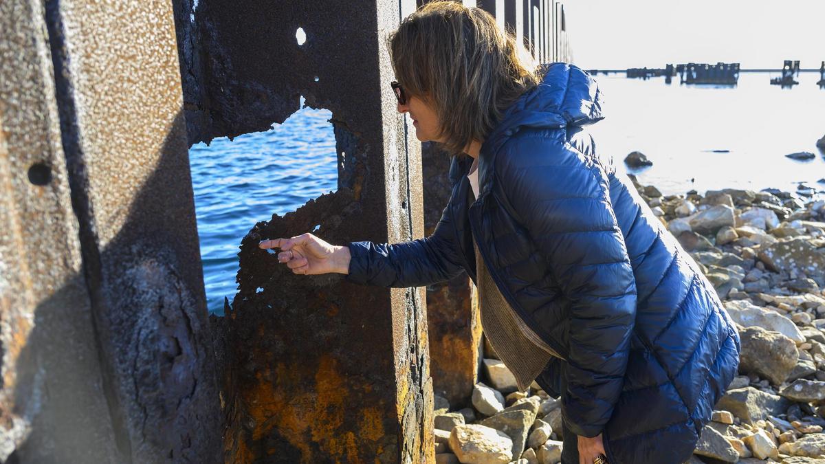 La ministra Teresa Ribera comprueba las tablestacas corroídas de Puerto Mayor, en una visita el pasado abril.