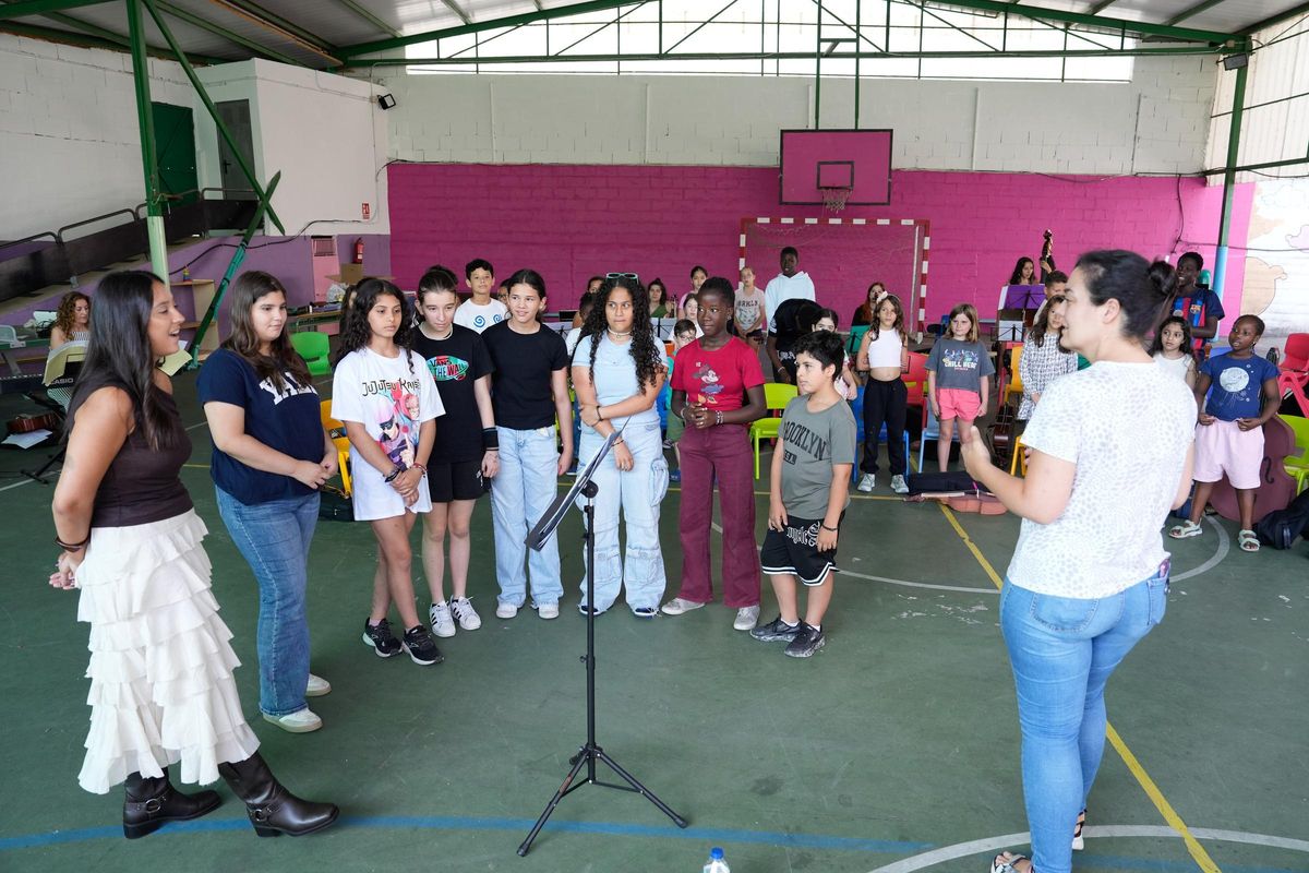 Ensayo de &quot;Son das Flores&quot;, ayer, con la cantautora Carla Lourdes.