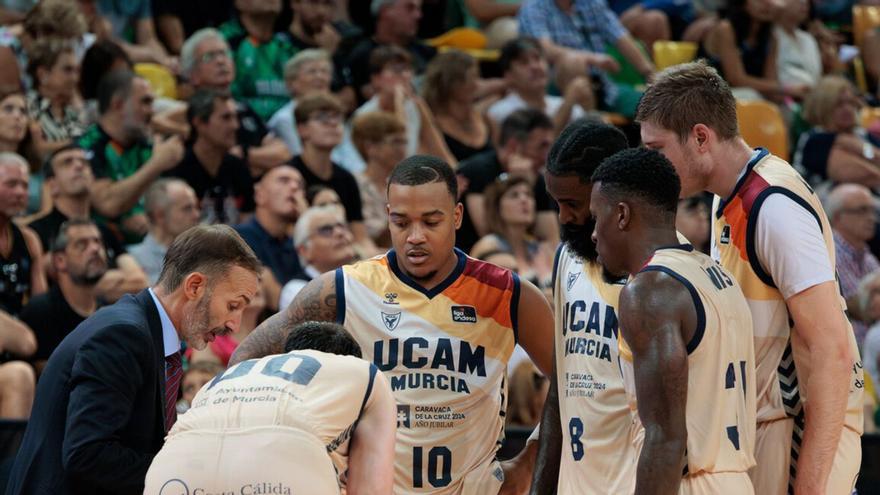 Sito Alonso, entrenador del UCAM Murcia, dando instrucciones en un partido.  | ACB PHOTO/A. ARRIZABALAGA