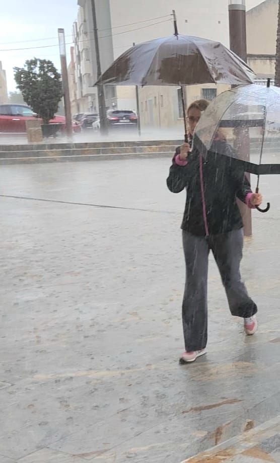 Diluvio en Orihuela: una intensa y súbita tromba de agua inunda las calles de la ciudad