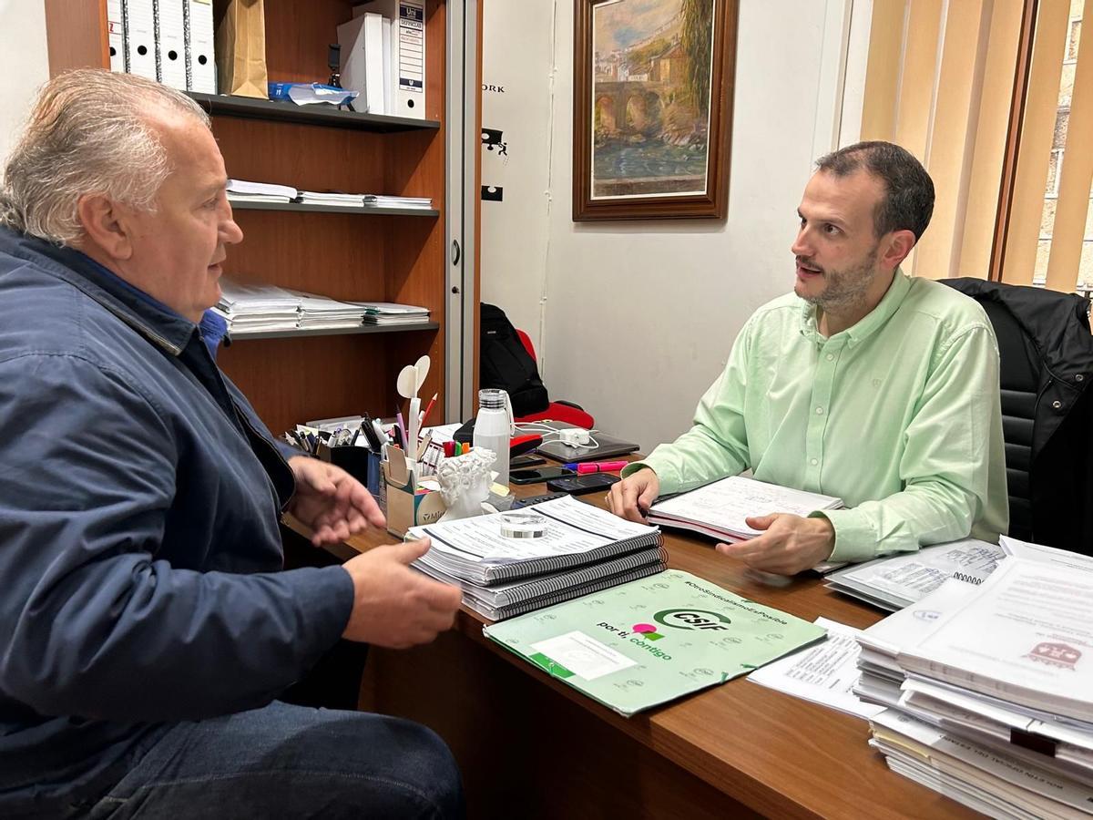 El representante de CSIF (izquierda) y el edil de Recursos Humanos, en una reunión, en una imagen de archivo.