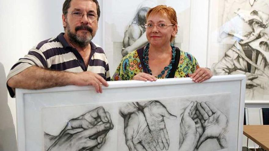 El pintor Joan Castejón, junto a la concejal de Cultura, Àngels Candela, en el Centro Municipal de Exposiciones