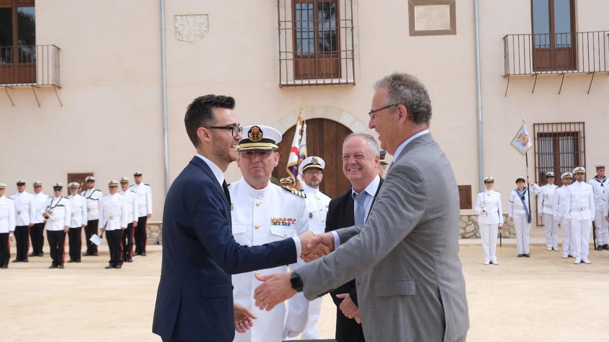 El alcalde Fran Martínez saludando al propietario de la casa natalicia de Jorge Juan en presencia del Almirante y del nuevo subdelegado del Gobierno en Alicante.