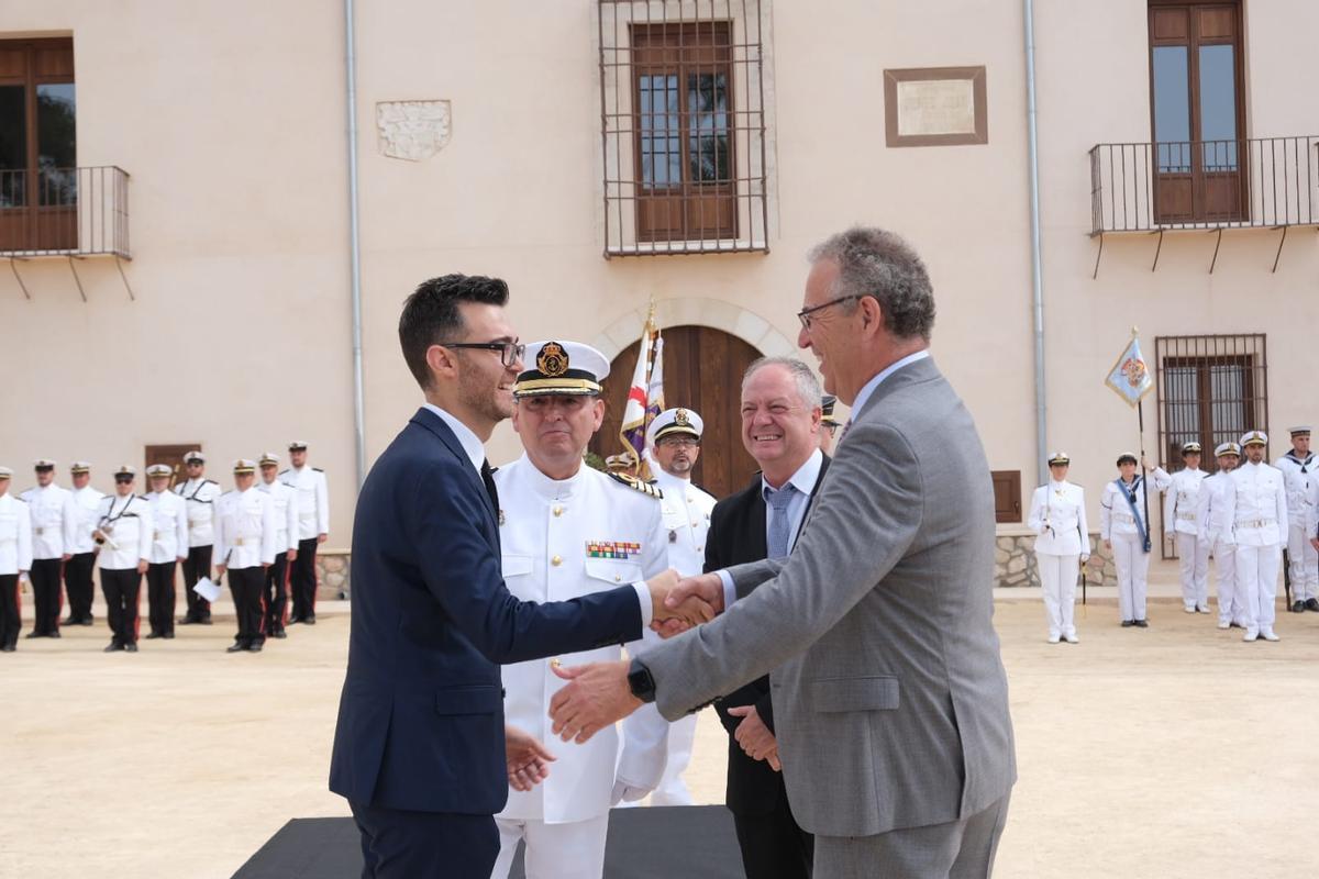 El alcalde Fran Martínez saludando al propietario de la casa natalicia de Jorge Juan en presencia del Almirante y del delegado del Gobierno en Alicante.