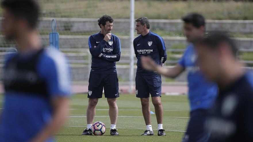 Míchel González, entrenador del Málaga CF, dialoga con su ayudante Juan Carlos Mandiá durante un entrenamiento reciente.