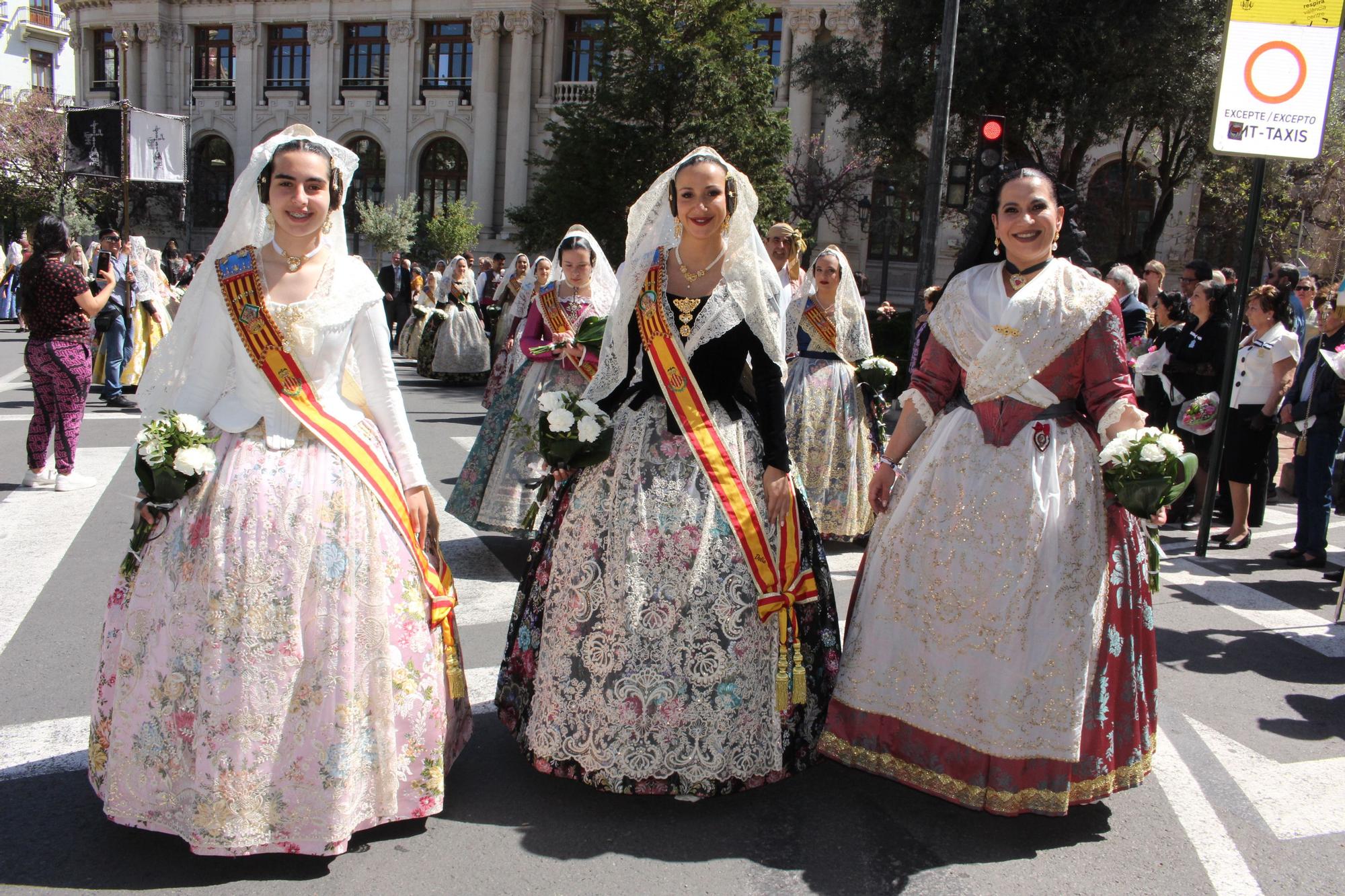 El desfile de falleras mayores en la Ofrenda a San Vicente Ferrer