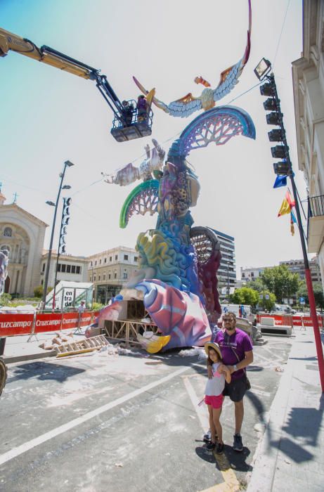 Alicante rezuma fiesta con el inicio de la plantà de las Hogueras.