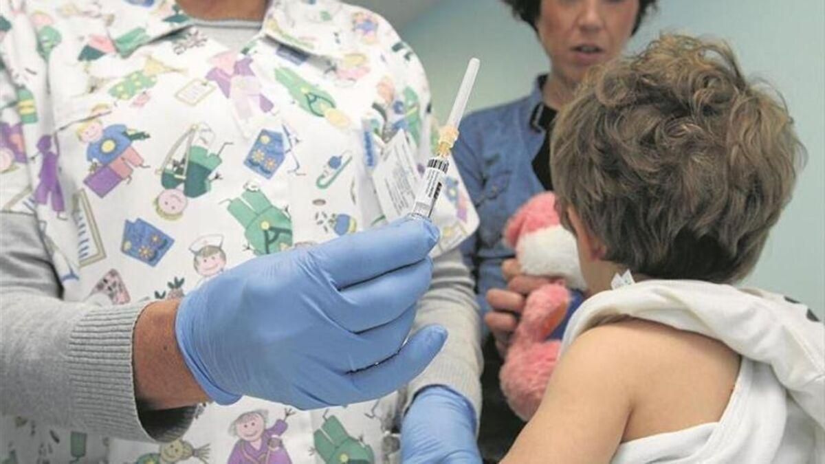 Un enfermero atiende a un niño en una imagen de archivo.