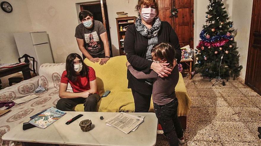 Eva María, ayer con sus tres hijos en la vivienda que tiene que desalojar por orden judicial PILAR CORTÉS