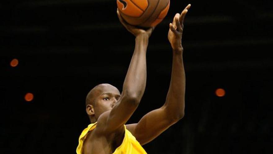 Konate lanza a canasta durante un torneo de la Euroliga. | robert valai/euroleague