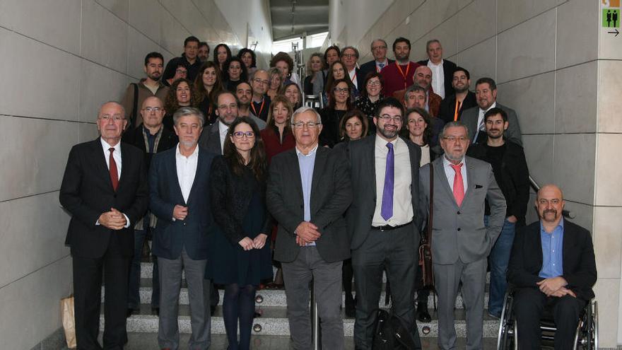 Foto de familia de parte de los asistentes a la  jornada de ayer.