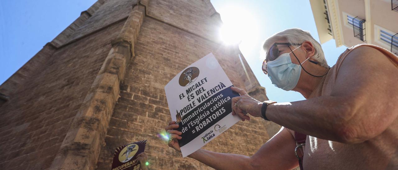 Protesta ante el Micalet por las inmatriculaciones de la Iglesia