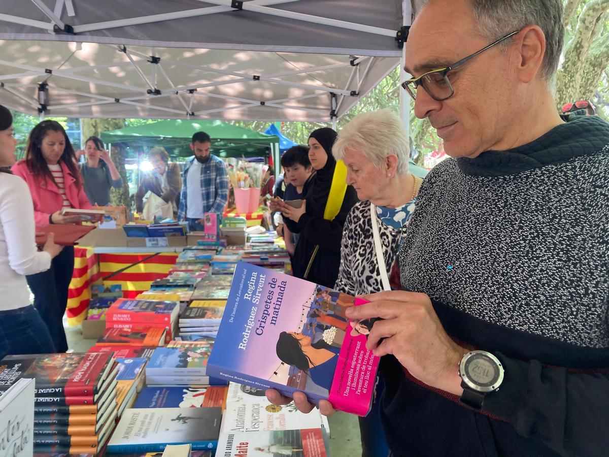 Un lector amb el llibre de Regina Rodríguez a la Seu