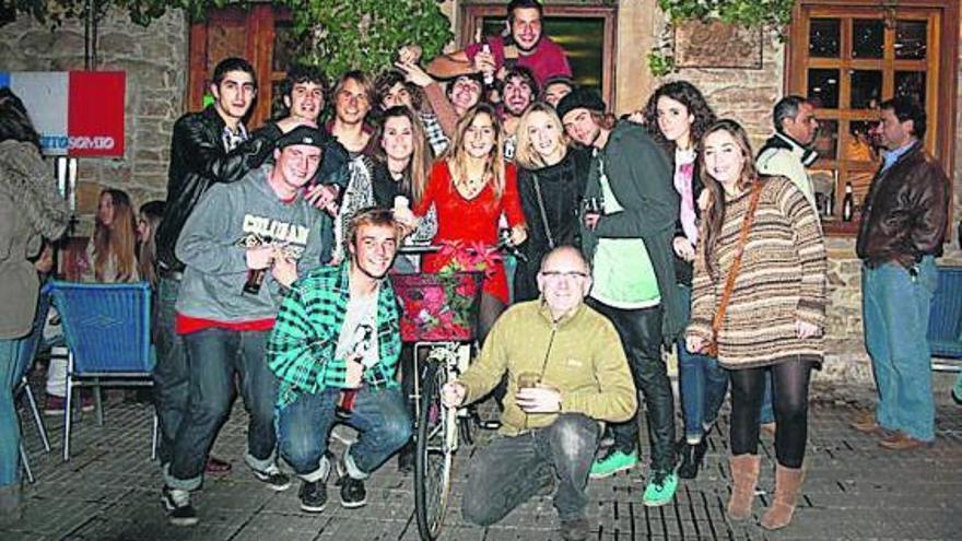 Lucía Martiño, subida en la bicicleta que le regalaron, con algunos de sus amigos, en Somió.