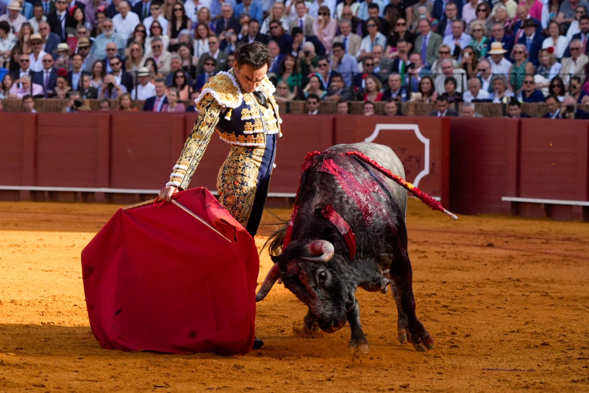 El diestro Manuel Jesús 'El Cid' durante su primer toro en la corrida del día de hoy, a 18 de abril de 2024, en Sevilla, Andalucía (España). Duodécima corrida de abono para los diestros,  El Cid, Daniel Luque y Emilio de Justo que se enfrentaran a los toros de La Quinta. 18 ABRIL 2024 Joaquin Corchero / Europa Press 18/04/2024 / EL CID;Joaquin Corchero;category_code_new;