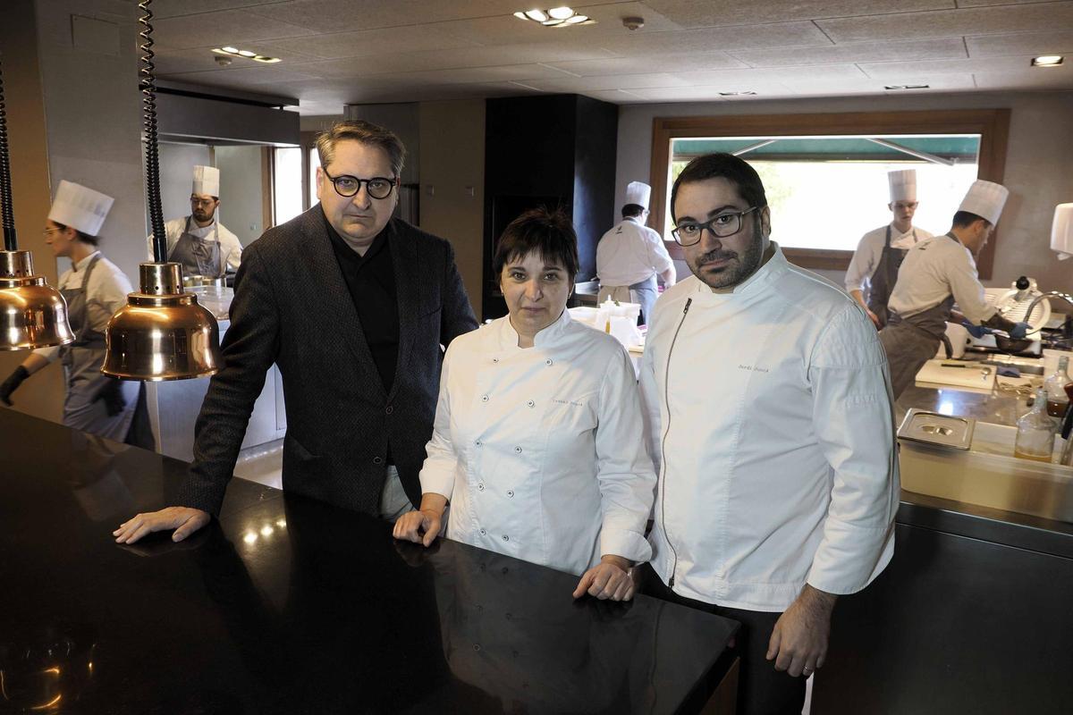 Els germans Joan, Isabel i Jordi Juncà, a la cuina de Ca l'Enric.