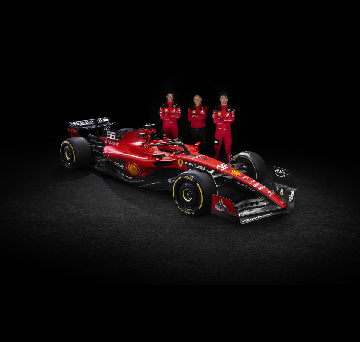 Ferrari muestra al nuevo director del equipo Frederic Vasseur y a los pilotos Carlos Sainz Jr. y Charles Leclerq posando con el nuevo Ferrari SF-23 en la presentación en Maranello, Italia