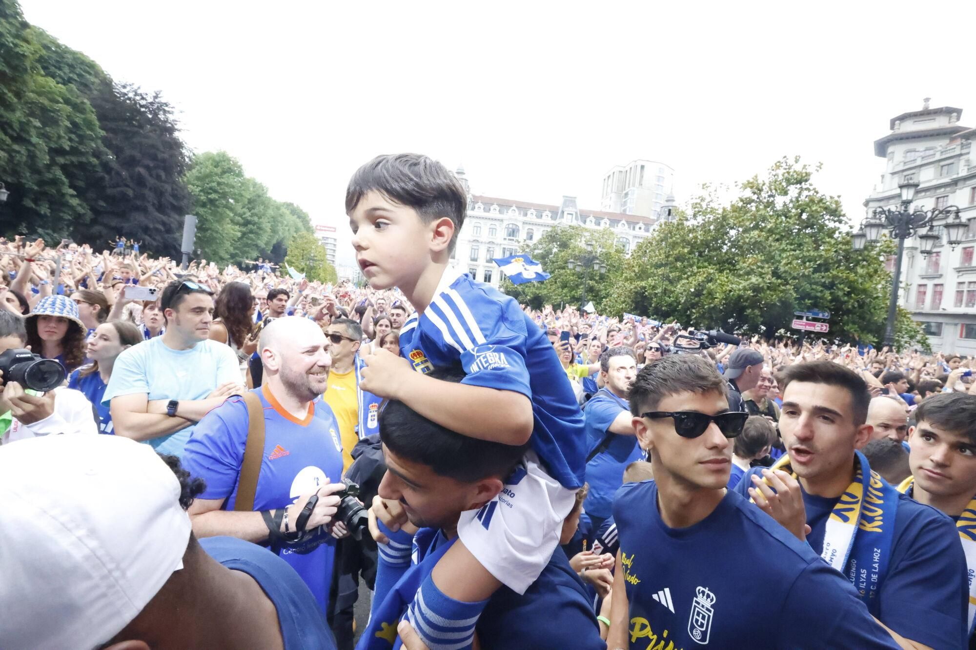 Locura azul en las calles de Oviedo para celebrar el ascenso del equipo a Primera División