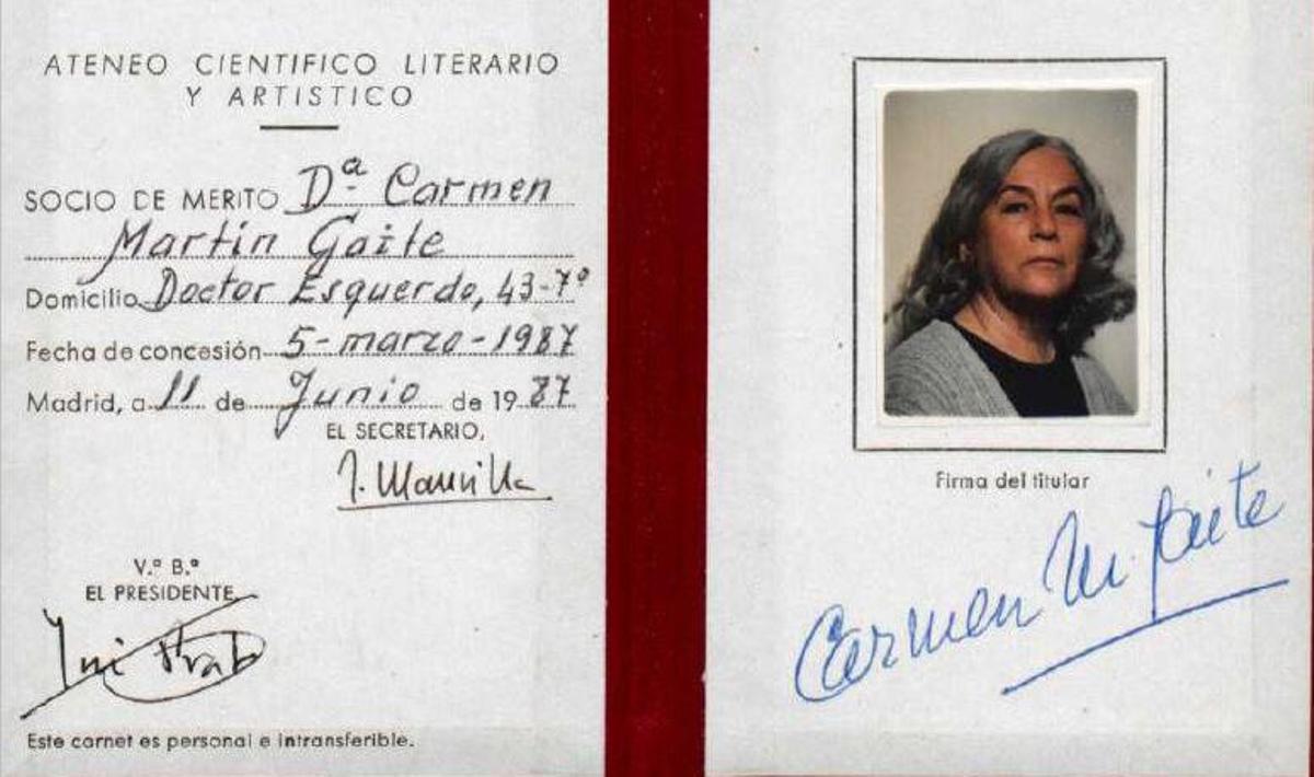 Carmen Martín Gaite era socia del Ateneo de Madrid: este era su carnet.