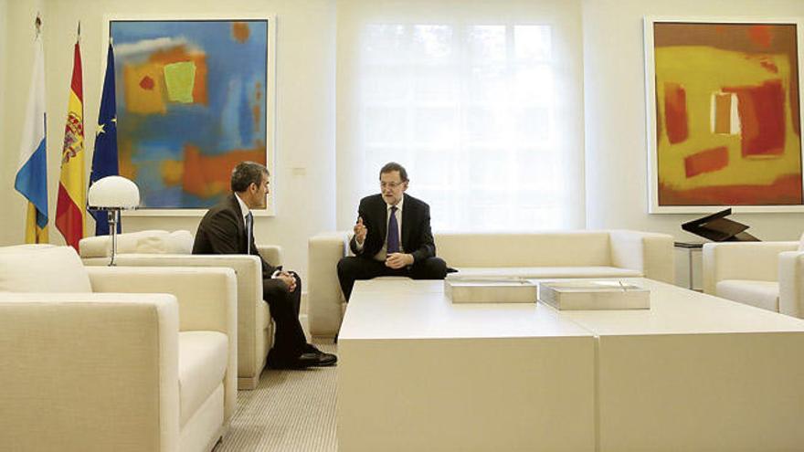 Rajoy se compromete ante Clavijo a corregir las cuentas de Canarias