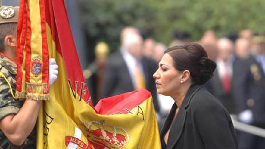 Concepción Santana, ayer, en el momento de besar la bandera al comienzo del acto en el antiguo acuartelamiento del Canarias 50 de La Isleta. En el recuadro, Cristo Ancor Cabello.