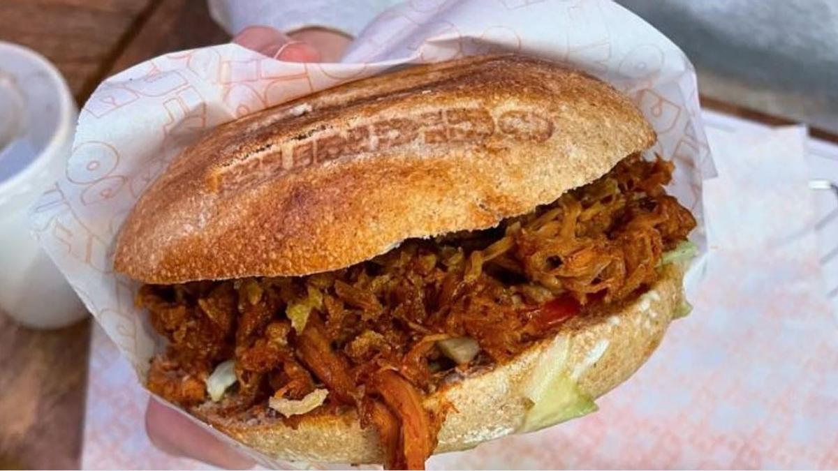 Un joven recomienda en TikTok algunos establecimientos en los que se puede comer por menos de diez euros.