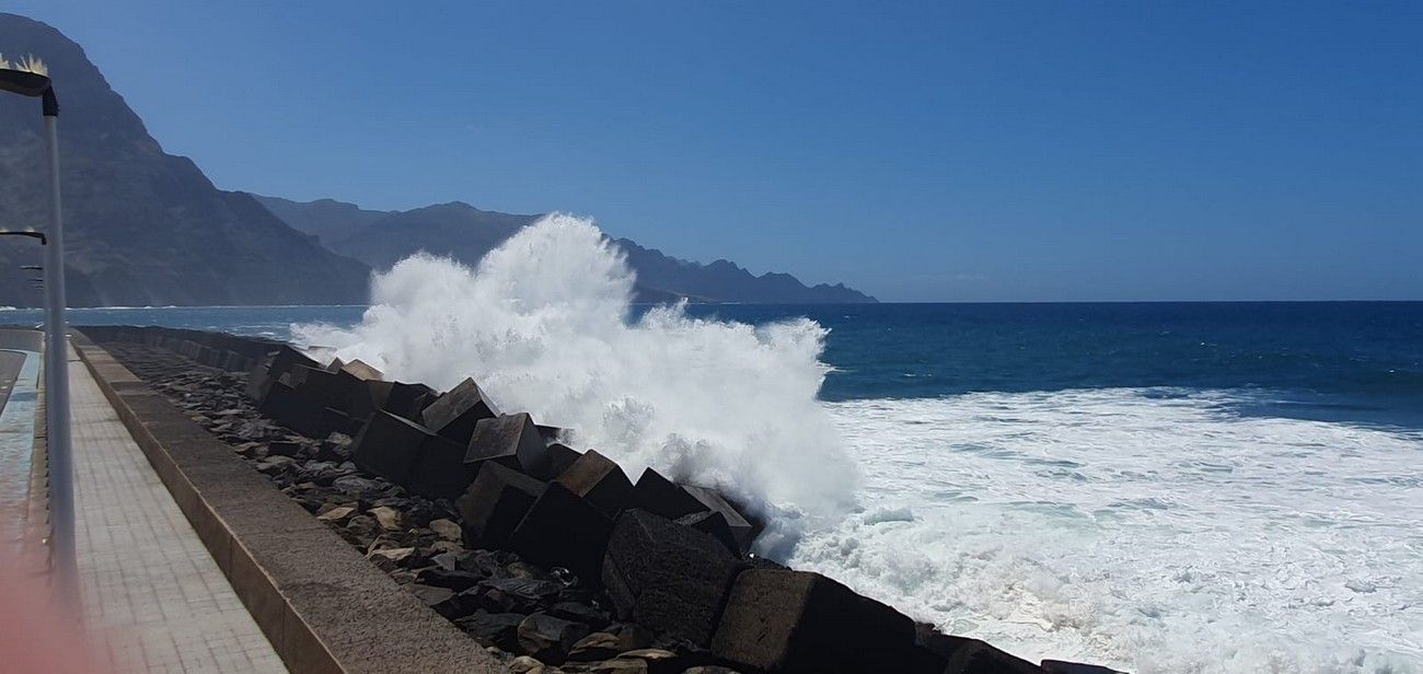 Fuerte oleaje en la costa de Agaete, en Gran Canaria