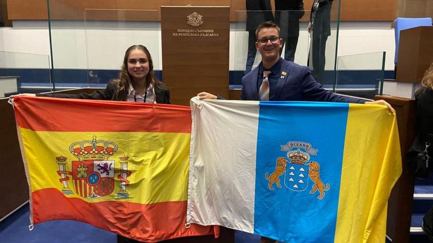 Carla Luque e Iván Hernández, con las banderas de España y Canarias.