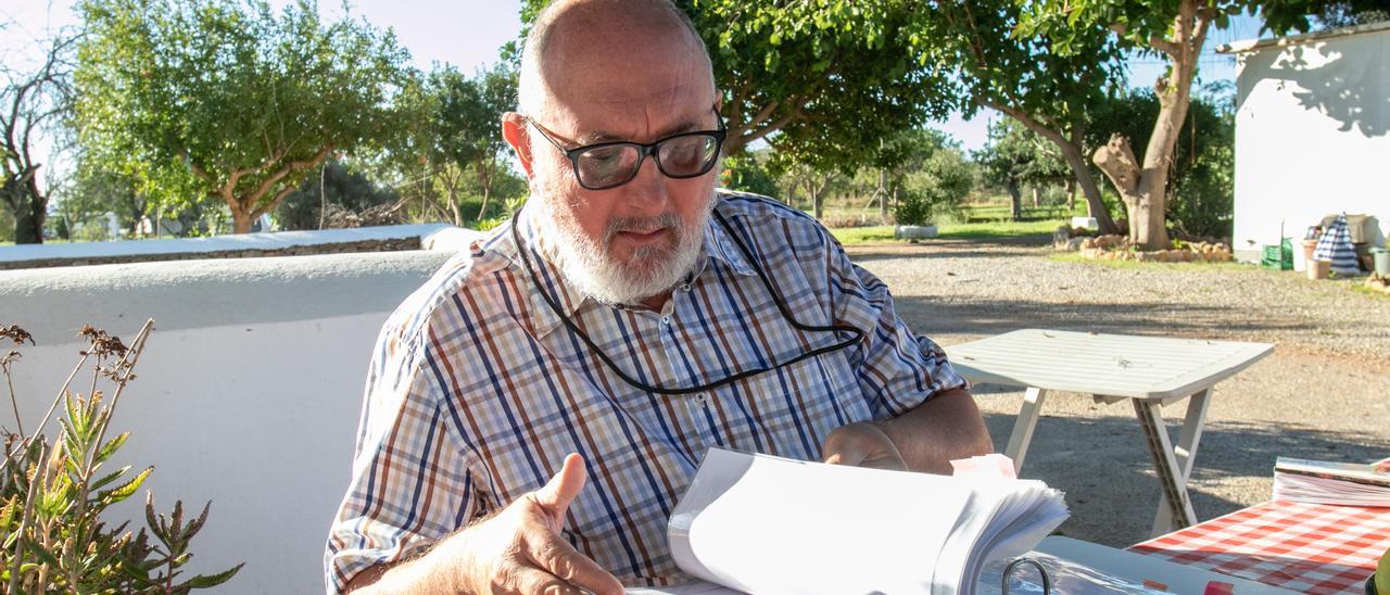Toni Tur Cardona, nieto de Antonio Cardona Riera, ojea los documentos que ha encontrado sobre su abuelo.
