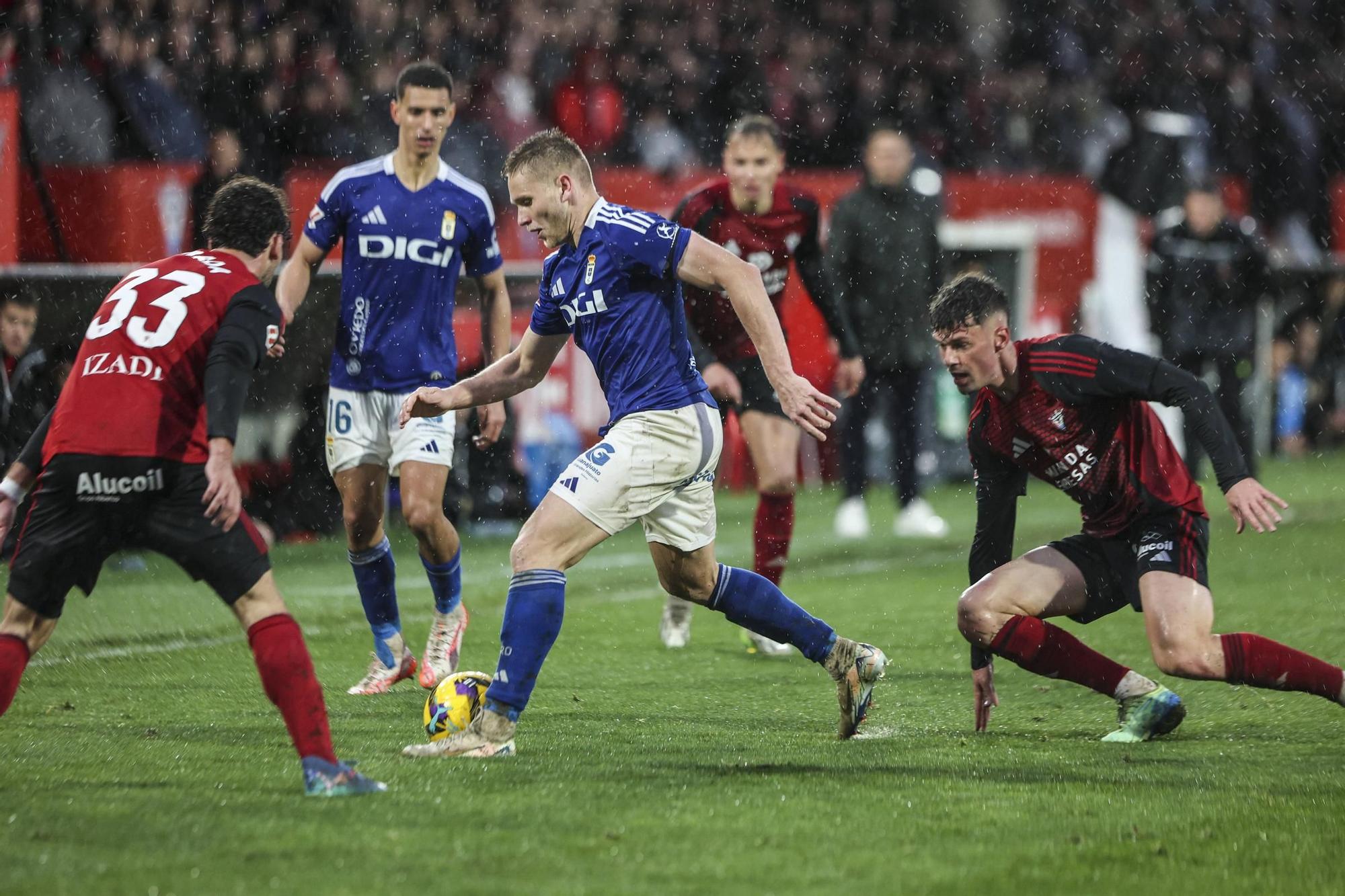 El partido entre el Mirandés y el Real Oviedo, en imágenes