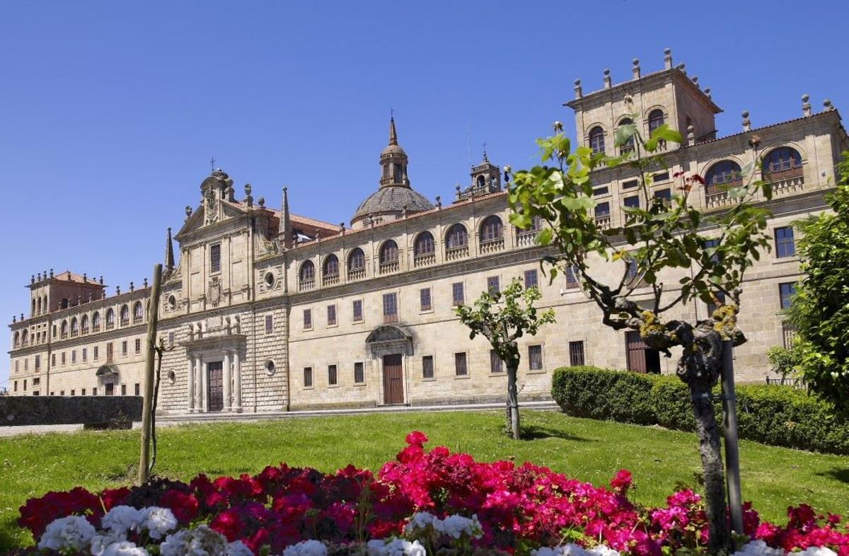 Este edifico, localizado en pleno corazón de la Ribeira Sacra, es una de las joyas del Renacimiento en Galicia.