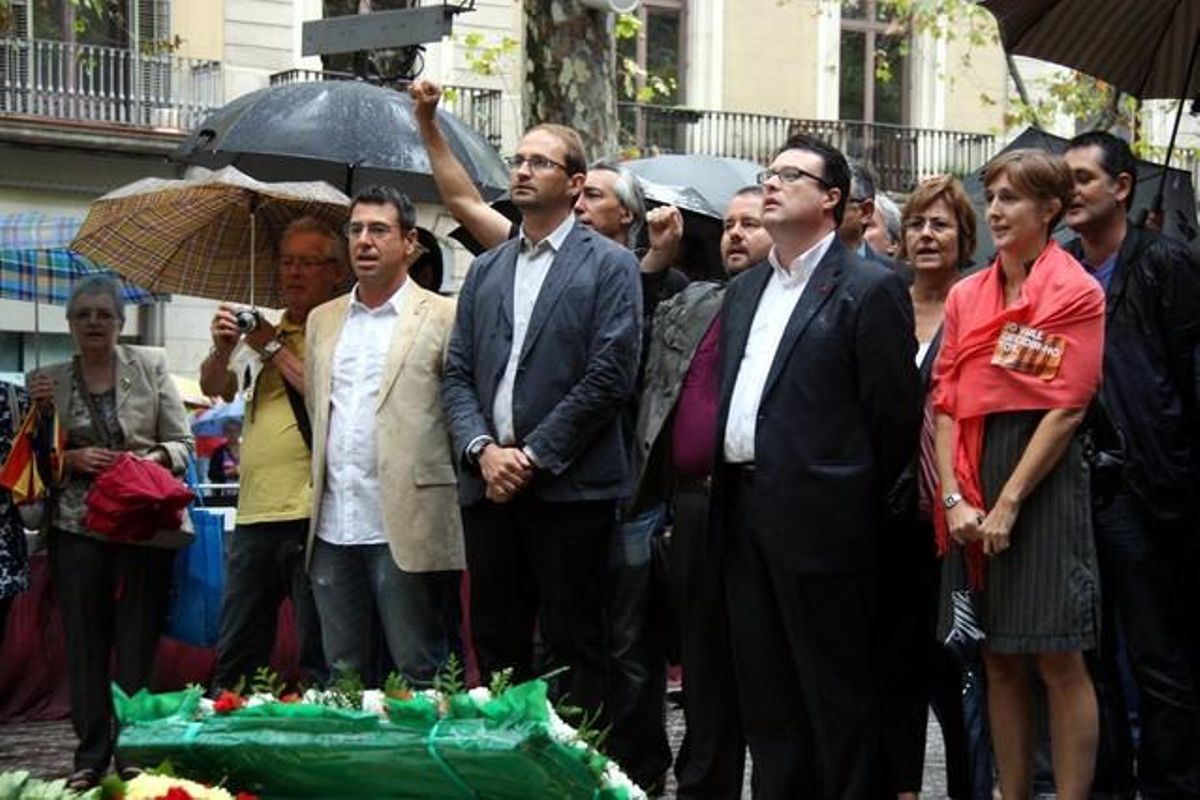 Dirigents d’ICV i EUiA canten l’himne d’’Els Segadors’, davant del monument de Rafael Casanova.