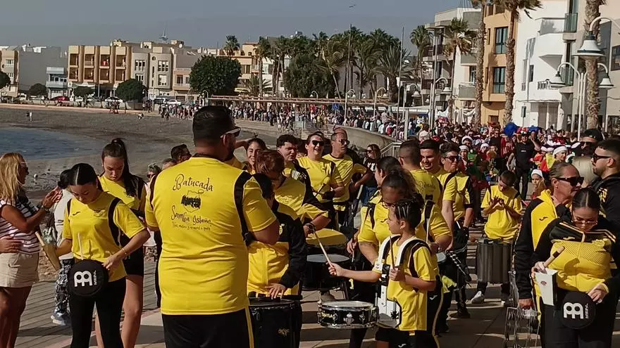 Pasacalle anunciador Reyes Magos en Playa de Arinaga