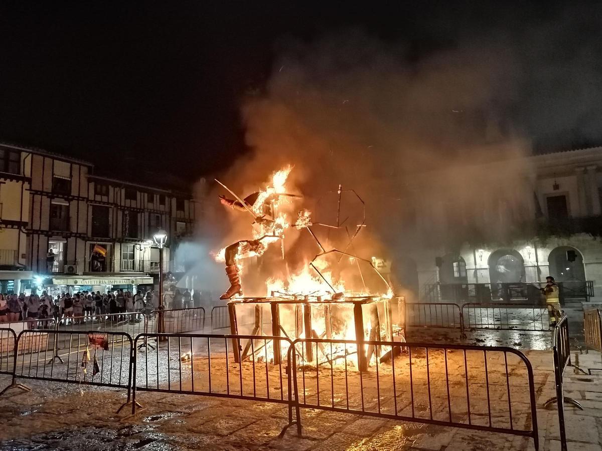 GALERÍA | Toro revive la noche de San Juan con música y fuego