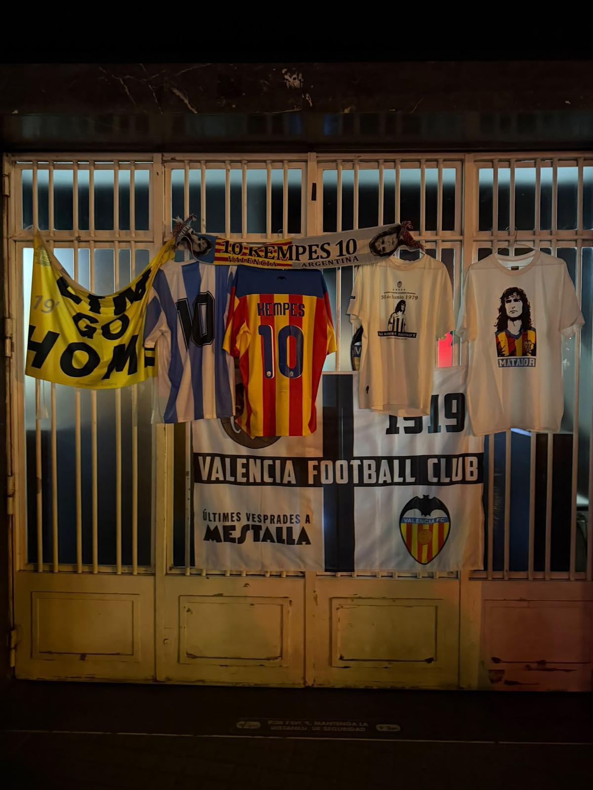 El 'escenario' improvisado a las puertas de Mestalla, en el que se rindió tributo a la figura de Kempes