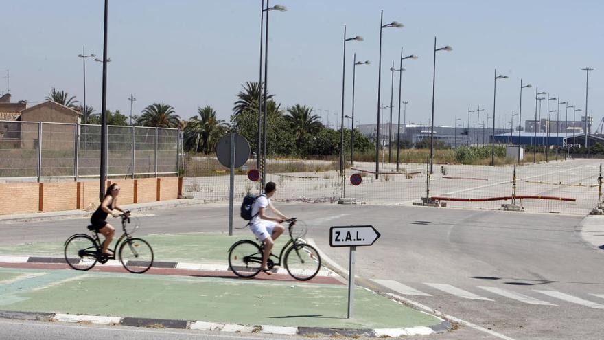 Ciclistas por el carril bici frente a la ZAL