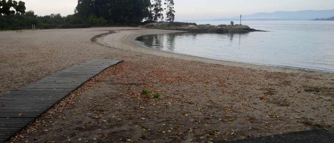 La playa de Bamio, en Vilagarcía, ya desierta ayer por la tarde.  // Noé Parga