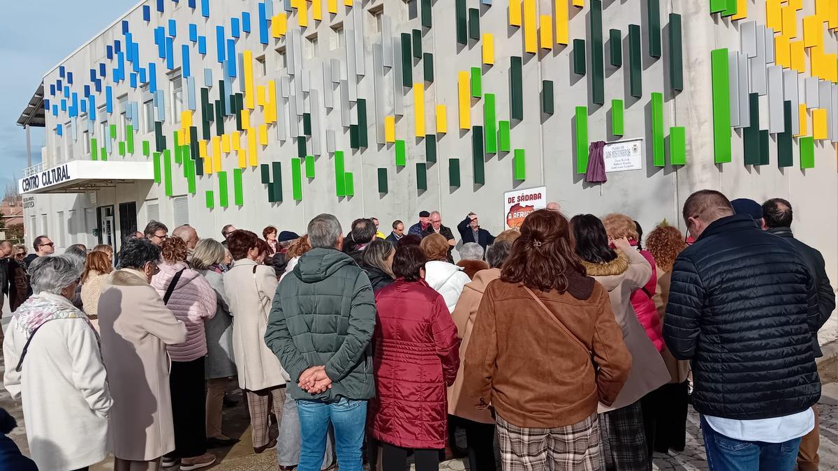 Varios vecinos de Sádaba, en el descubrimiento de la placa de la plaza de los Misioneros el pasado fin de semana.