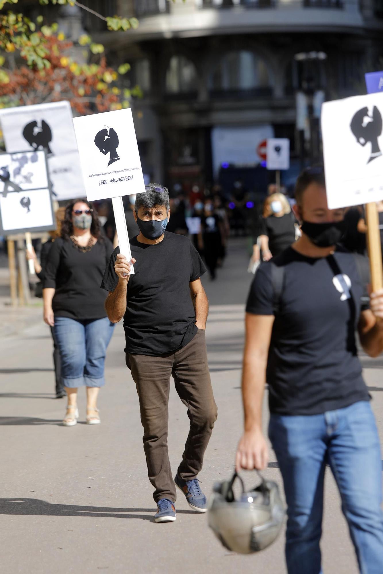 Manifestación de profesionales de la indumentaria tradicional valenciana.