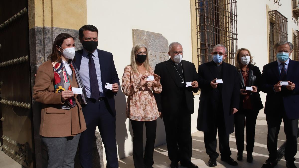 El obispo de Córdoba (centro) junto a la consejera de Cultura, el alcalde y otras autoridades y miembros del Cabildo, en la presentación del Plan Director de la Mezquita-Catedral.